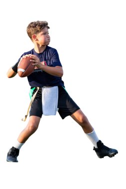 Genç atletik çocuk bayrak futbolunda oynuyor.