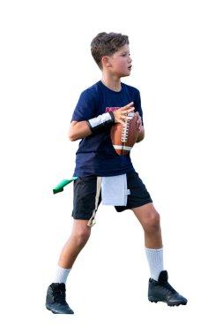 Genç atletik çocuk bayrak futbolunda oynuyor.