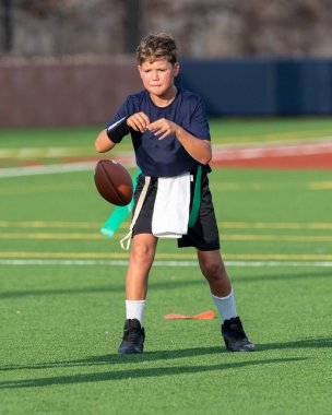 Genç atletik çocuk bayrak futbolunda oynuyor.