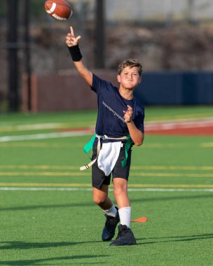 Genç atletik çocuk bayrak futbolunda oynuyor.