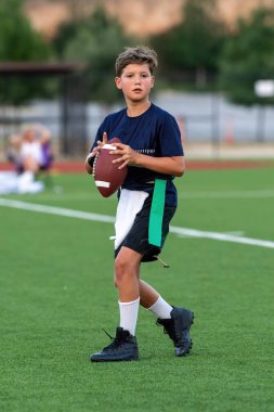 Genç atletik çocuk bayrak futbolunda oynuyor.