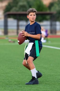 Genç atletik çocuk bayrak futbolunda oynuyor.