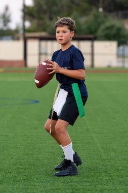 Genç atletik çocuk bayrak futbolunda oynuyor.