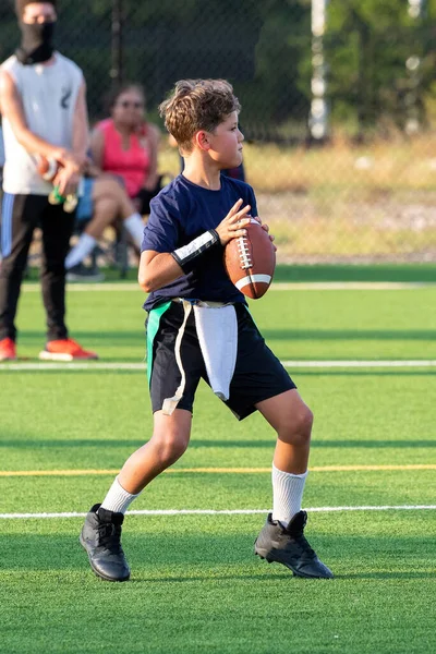 フラッグフットボールの試合でプレーする若いアスレチック少年 — ストック写真