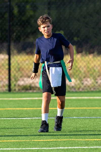 Genç Atletik Çocuk Bayrak Futbolunda Oynuyor — Stok fotoğraf