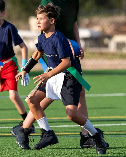 フラッグフットボールの試合でプレーする若いアスレチック少年 — ストック写真