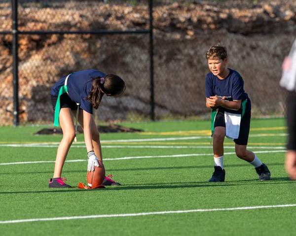 Jonge Atletische Jongen Spelen Een Vlag Voetbal Spel — Stockfoto