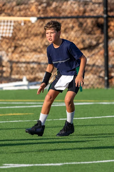 Giovane Ragazzo Atletico Che Gioca Una Partita Calcio Bandiera — Foto Stock