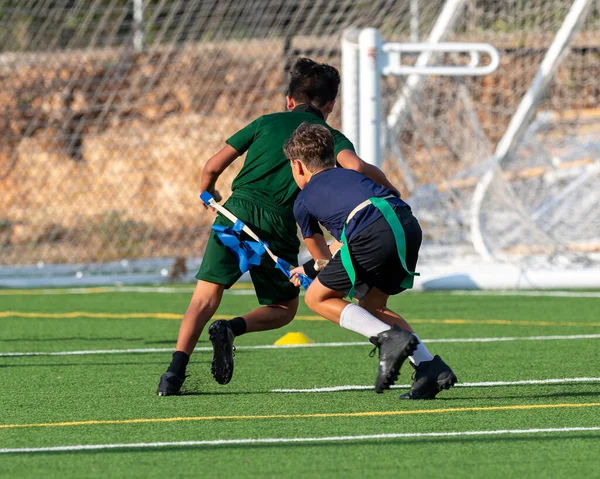Jonge Atletische Jongen Spelen Een Vlag Voetbal Spel — Stockfoto