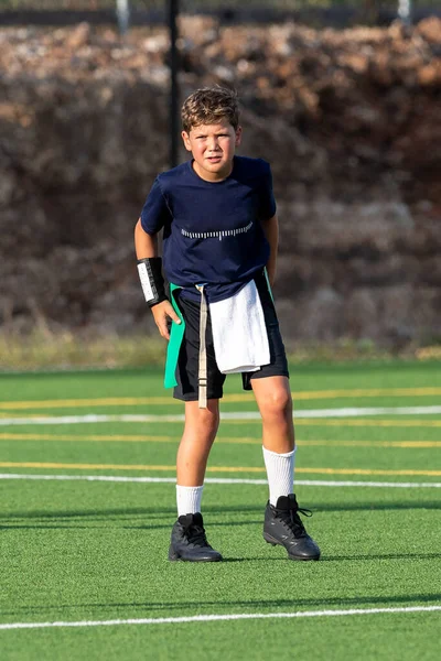 フラッグフットボールの試合でプレーする若いアスレチック少年 — ストック写真