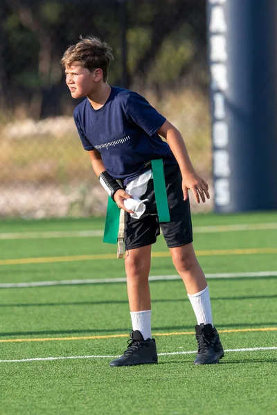 Giovane Ragazzo Atletico Che Gioca Una Partita Calcio Bandiera — Foto Stock