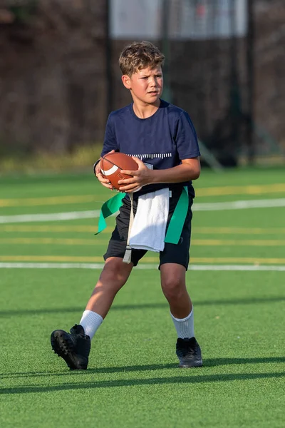 Jonge Atletische Jongen Spelen Een Vlag Voetbal Spel — Stockfoto