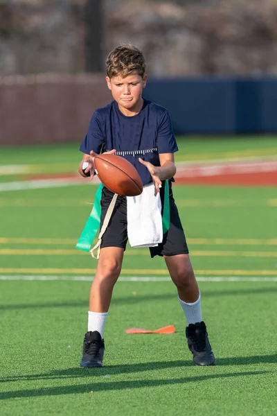 Νεαρό Αθλητικό Αγόρι Που Παίζει Αγώνα Ποδοσφαίρου Σημαία — Φωτογραφία Αρχείου
