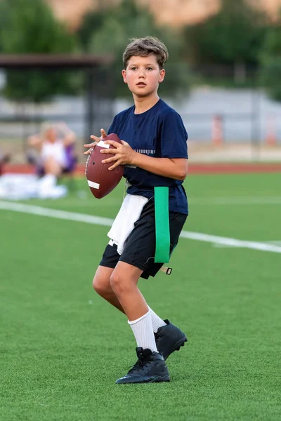 Νεαρό Αθλητικό Αγόρι Που Παίζει Αγώνα Ποδοσφαίρου Σημαία — Φωτογραφία Αρχείου