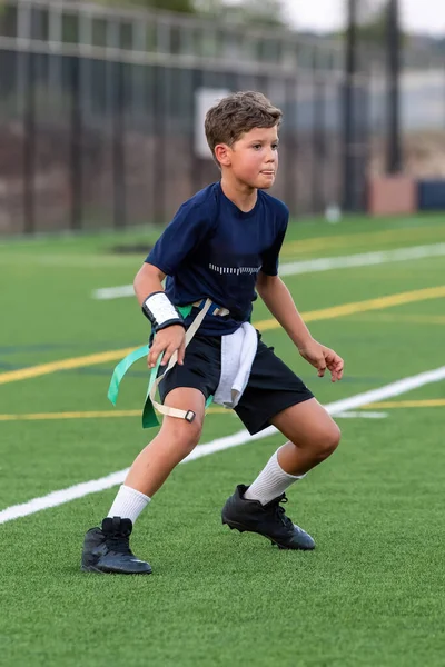 Giovane Ragazzo Atletico Che Gioca Una Partita Calcio Bandiera — Foto Stock