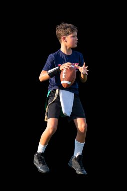 Genç atletik çocuk bayrak futbolunda oynuyor.