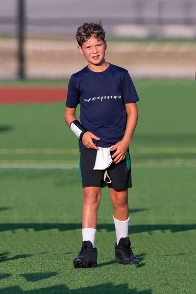 Jonge Atletische Jongen Spelen Een Vlag Voetbal Spel — Stockfoto