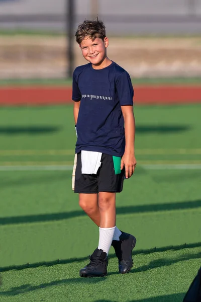 Jonge Atletische Jongen Spelen Een Vlag Voetbal Spel — Stockfoto