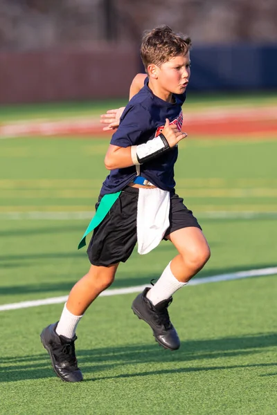 Giovane Ragazzo Atletico Che Gioca Una Partita Calcio Bandiera — Foto Stock