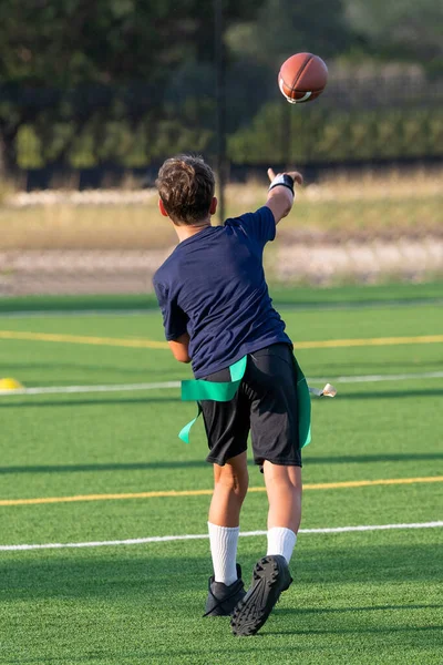 在国旗足球赛中打球的年轻运动员 — 图库照片