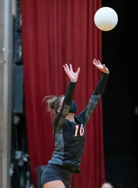 Filles Athlètes Jouant Volley Ball Pendant Covid Portant Des Masques — Photo