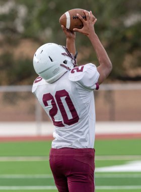 İnanılmaz sporcular, rekabetçi bir futbol maçında harika yakalayıp koşuyor.
