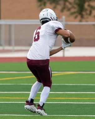 İnanılmaz sporcular, rekabetçi bir futbol maçında harika yakalayıp koşuyor.