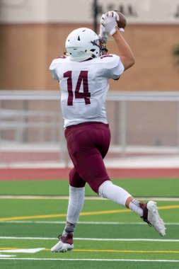 İnanılmaz sporcular, rekabetçi bir futbol maçında harika yakalayıp koşuyor.