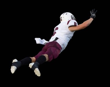 İnanılmaz sporcular, rekabetçi bir futbol maçında harika yakalayıp koşuyor.