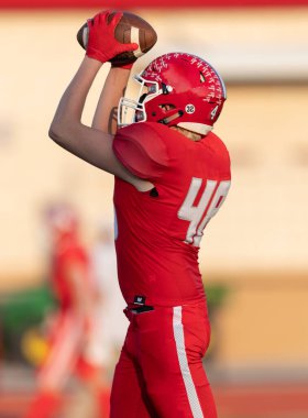 İnanılmaz sporcular, rekabetçi bir futbol maçında harika yakalayıp koşuyor.