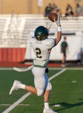 İnanılmaz sporcular, rekabetçi bir futbol maçında harika yakalayıp koşuyor.