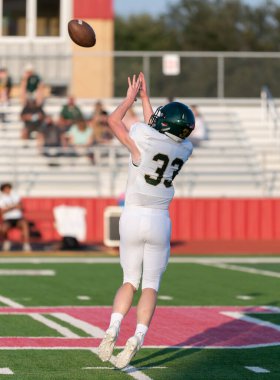 İnanılmaz sporcular, rekabetçi bir futbol maçında harika yakalayıp koşuyor.