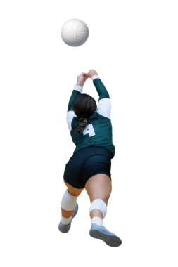 Genç kız bir voleybol maçında oynuyor.