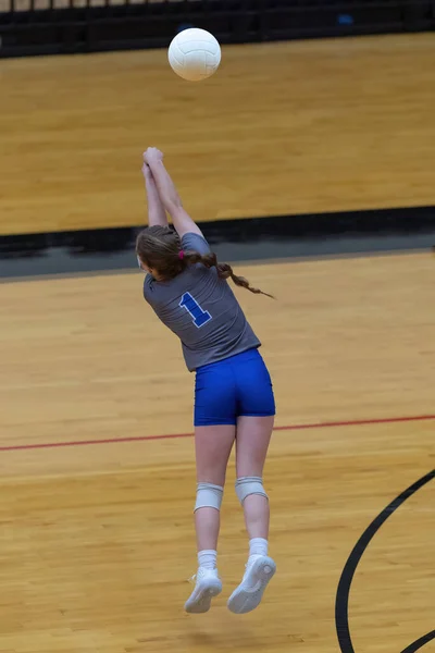 Ung Flicka Spelar Tävling Volleyboll Match — Stockfoto