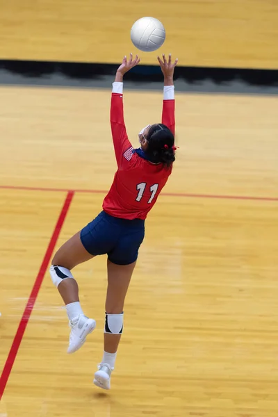 Ung Flicka Spelar Tävling Volleyboll Match — Stockfoto