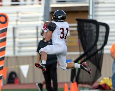 İnanılmaz sporcular, rekabetçi bir futbol maçında harika yakalayıp koşuyor.