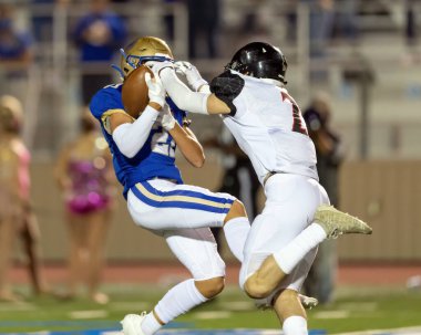 İnanılmaz sporcular, rekabetçi bir futbol maçında harika yakalayıp koşuyor.