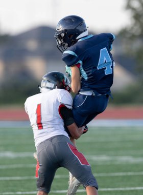 İnanılmaz sporcular, rekabetçi bir futbol maçında harika yakalayıp koşuyor.