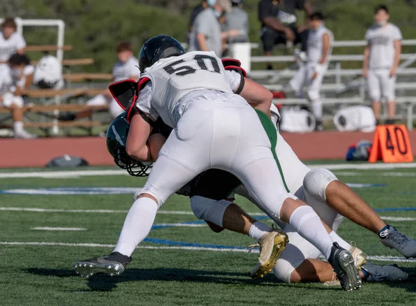 Erstaunliche Athleten Mit Tollen Fängen Und Läufen Während Eines Fußballspiels — Stockfoto