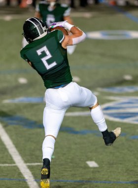 İnanılmaz sporcular, rekabetçi bir futbol maçında harika yakalayıp koşuyor.