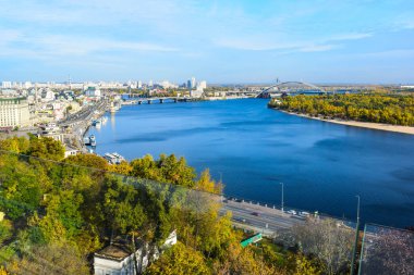 KYIV, UKRAINE - 17 Ekim 2019: Yaya köprüsünden Dinyeper Nehri manzarası
