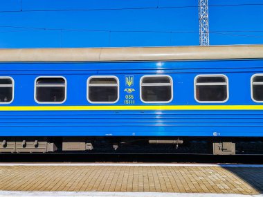 Poltava, Ukrayna - 9 Temmuz 2020: Öğleden sonra tren istasyonunda mavi tren vagonu.