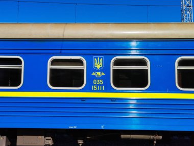 Poltava, Ukrayna - 9 Temmuz 2020: Tren istasyonundaki mavi tren vagonunun pencereleri.