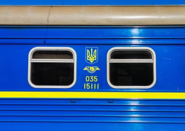 Poltava, Ukrayna - 9 Temmuz 2020: Tren istasyonundaki mavi tren vagonunun pencereleri.