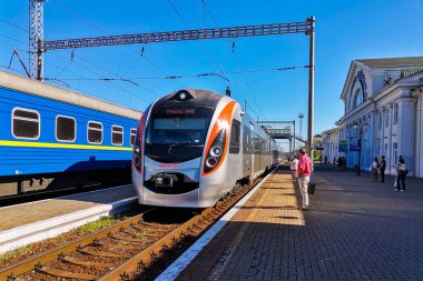 Poltava, Ukrayna - 9 Temmuz 2020: Öğleden sonra tren istasyonunda Hyundai Rotem elektrikli treni.