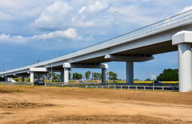 Yazın mavi gökyüzünün arka planında yeni asfalt karayolu