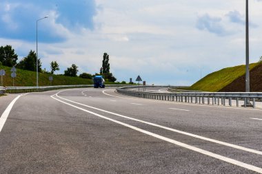 Poltava, Ukrayna - 24 Temmuz 2020: Araba mavi gökyüzünün arka planında asfalt ile yeni bir otoyolda ilerliyor