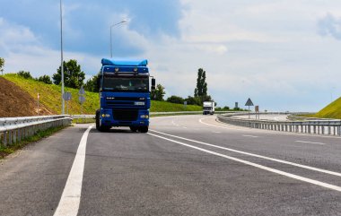 Poltava, Ukrayna - 24 Temmuz 2020: Araba mavi gökyüzünün arka planında asfalt ile yeni bir otoyolda ilerliyor