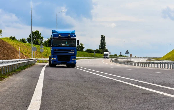 Poltava, Ukrayna - 24 Temmuz 2020: Araba mavi gökyüzünün arka planında asfalt ile yeni bir otoyolda ilerliyor