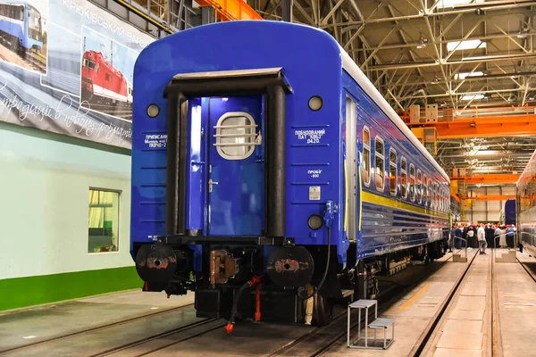 Kremenchuk, Ukrayna - 28 Temmuz 2020: Mavi fabrikadaki dükkanda demiryolu aracı